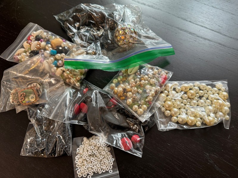 1 lb 4 oz. Nice Vintage Lot Single Loose Beads - Glass, Chunky, Faux Pearl, Wood