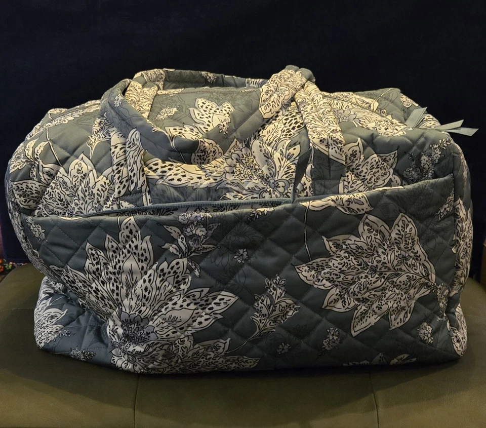 Vera Bradley Medium, 18" Travel Duffel Tiger Lily Blue Oar Carry On. New - Image 2 of 4