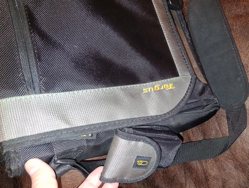 Targus Laptop Travel Computer Shoulder Strap Messenger Bag 19"x14"x4" Black/Gray - Image 4 of 4