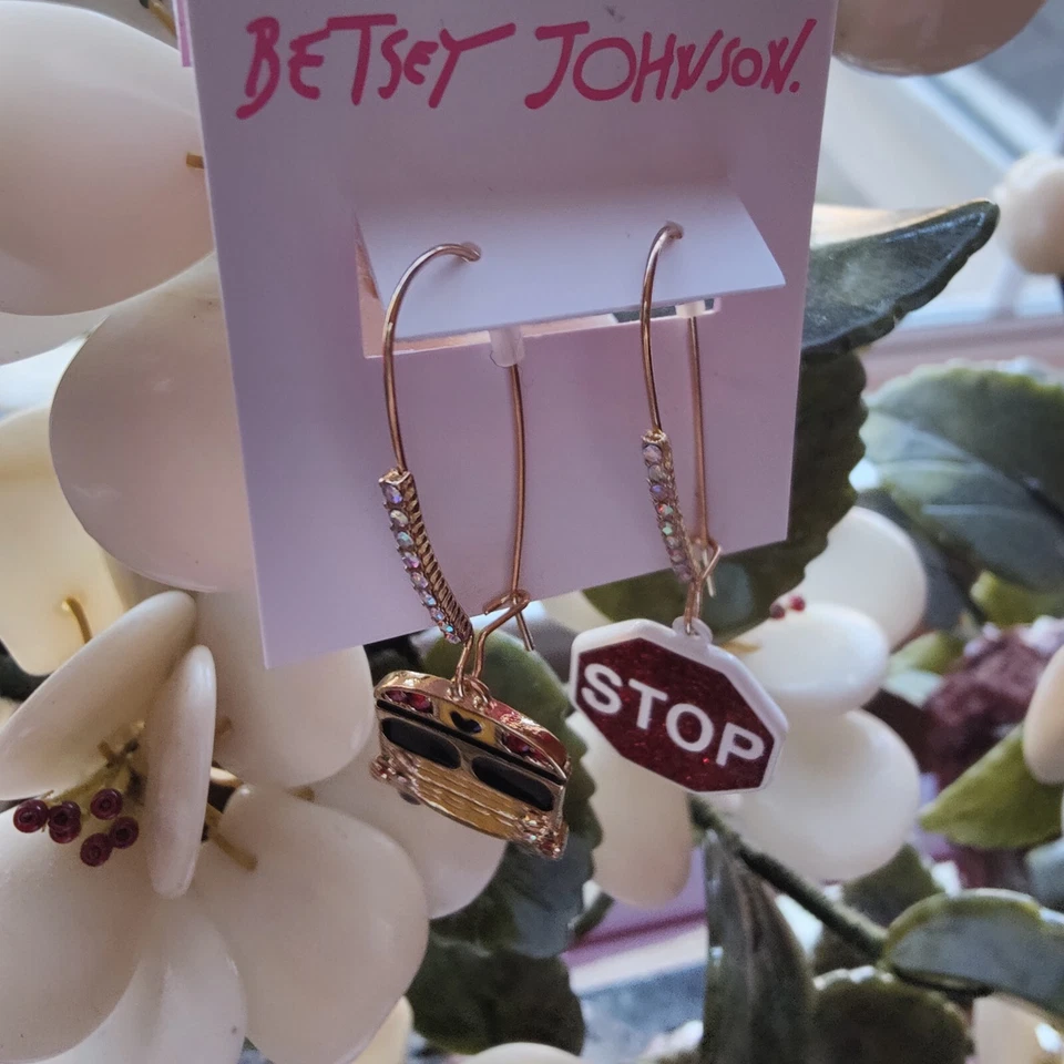 Pendientes colgantes con cristales Betsey Johnson con señal de autobús escolar y parada no coincidentes Foto 2 de 4