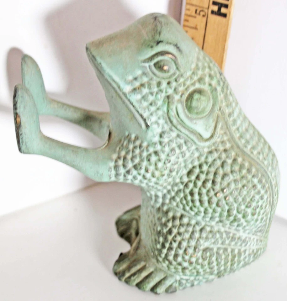 Estatuilla de sujetalibros de rana verdegris de pie y empujando de latón Foto 4 de 4