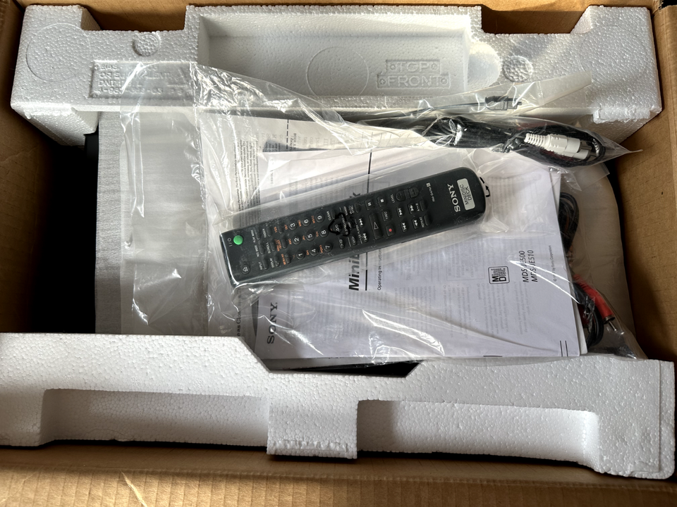 SONY MDSJE510 MINIDISC PLAYER RECORDER DECK IN THE BOX With Remote And