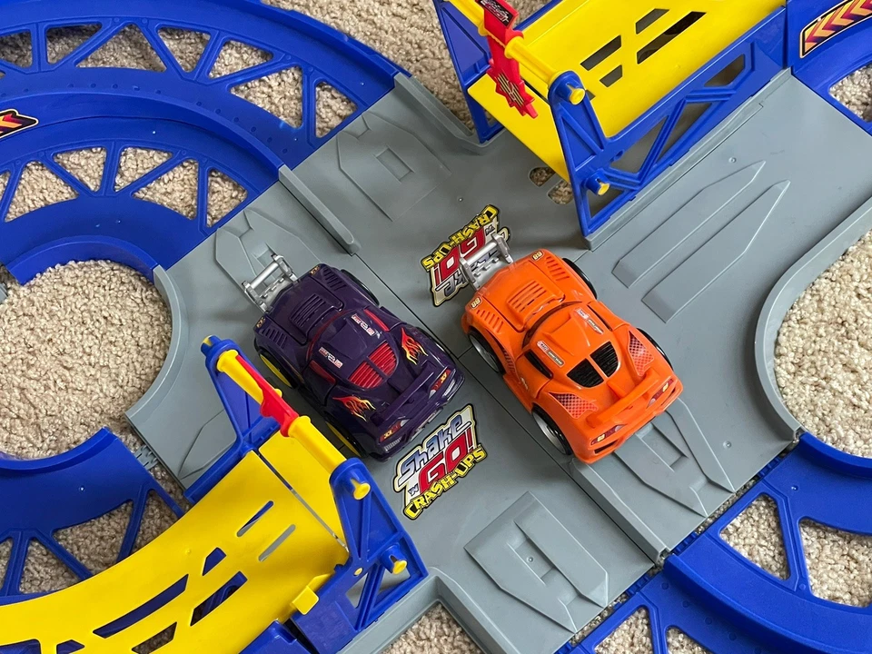 Fisher Price Shake 'N Go Speedway Crash Up Toy Race Track con 2 autos en funcionamiento 2007 Foto 2 de 4