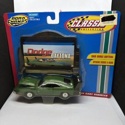 Road Champs 69000 1:43 Green 1969 Dodge Daytona W/BillboardOpening Doors DieCast