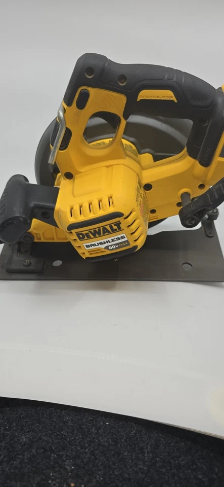 DeWalt DCS575 FlexVolt 60V Max 7-1/4" Cordless Circular Saw Tool Only  - w/Blade - Image 3 of 4