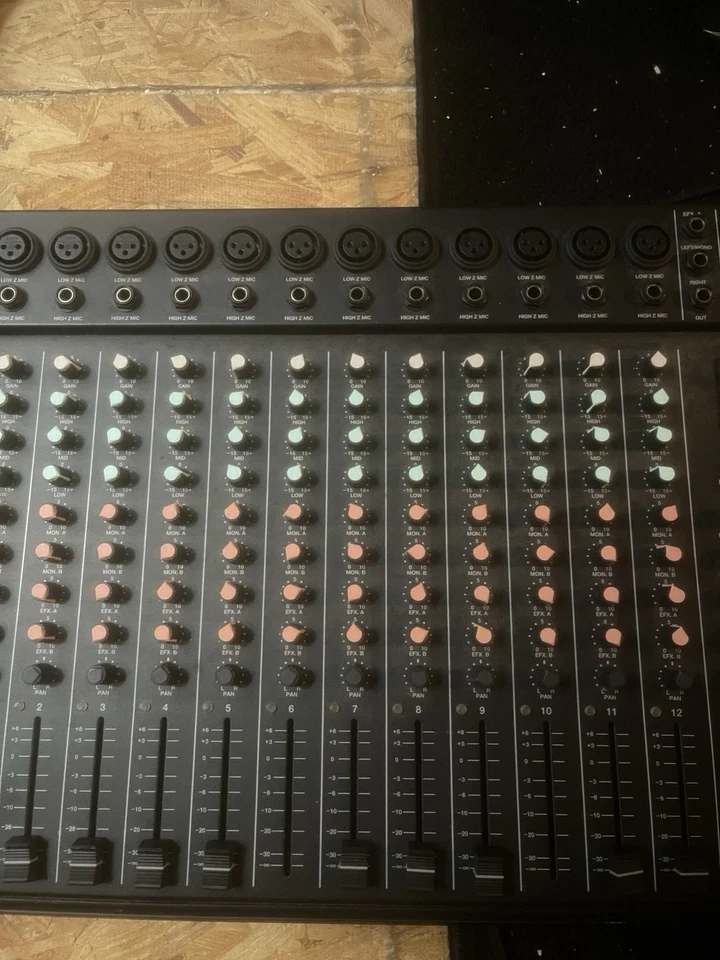 Peavey UNITY series 2000 12 Channel Mixer - Image 3 of 4