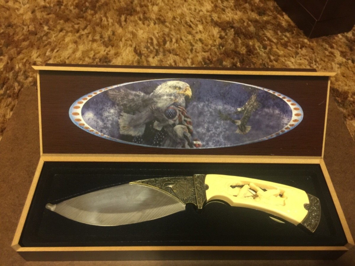 WMG 2006 HUNTING KNIFE EAGLES RESIN HANDLE EAGLE AND RABBIT BLADE