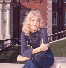 LD157-583 ENGLISH SINGER POLLY BROWN 1976 ORIGINAL 2-1/4