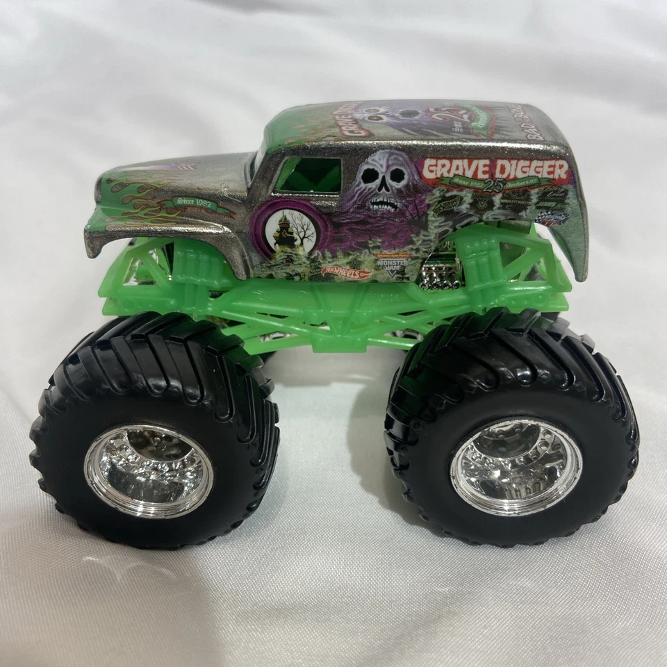 Monster Truck campeón de carreras Hot Wheels Grave Digger 1:64 25 aniversario 2006 Foto 2 de 4