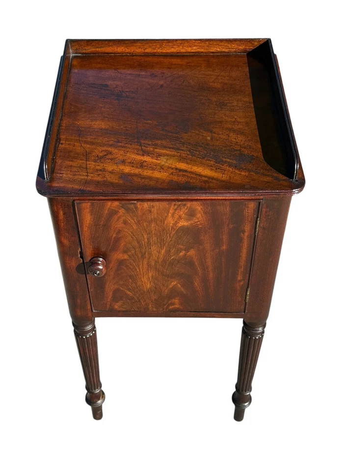 ANTIQUE SHERATON MAHOGANY BEDSIDE CABINET OR NIGHTSTAND WITH RAISED GALLERY - Image 3 of 4