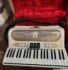 La Melodiosa 17  inch Accordion - 100 Bass Keys with Case - Excellent Condition