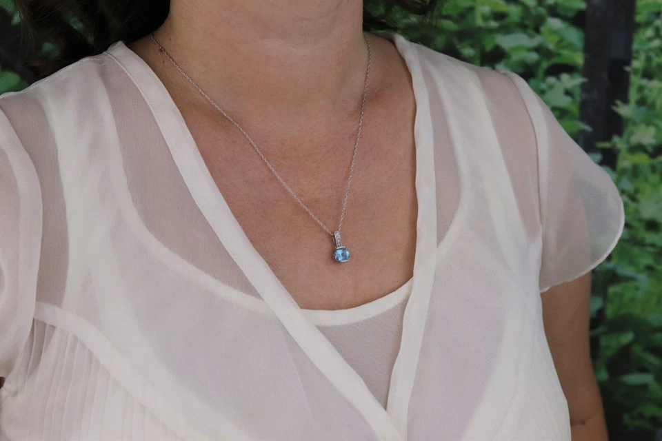 Colgante Solo Oro Blanco 10K Topacio Azul Natural y Diamante Colgante Foto 3 de 4