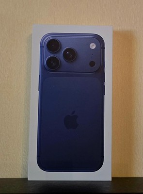 IPhone 17 Pro Verpackung Box in der Farbe Deep Blue