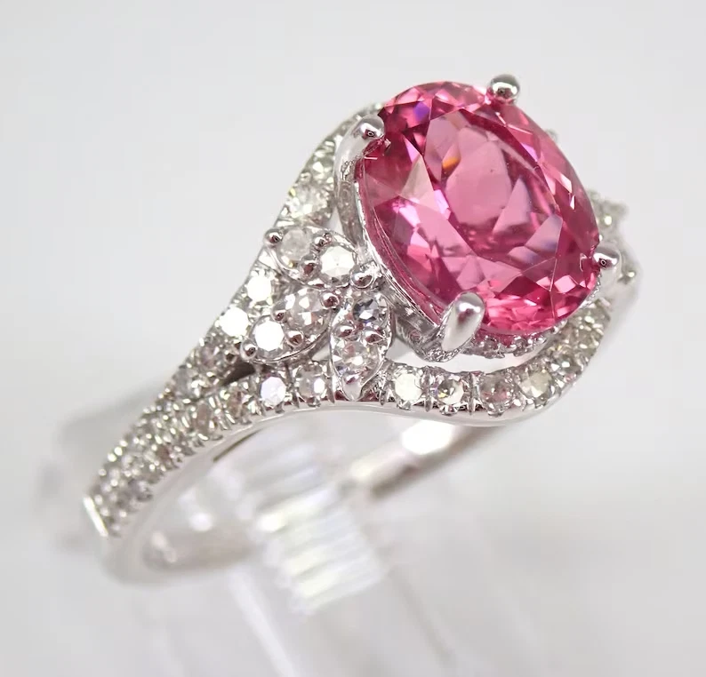 Anillo de compromiso solitario de turmalina ovalado de 2,1 quilates enchapado en oro blanco de 14 KW Foto 2 de 4