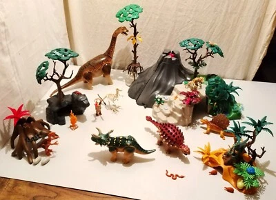 LOT PLAYMOBIL SCENE PREHISTORIQUE- VOLCAN- DINOSAURES- VEGETATION - Photo 1/4