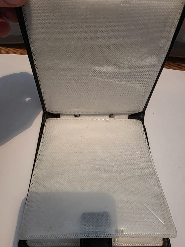 Lexus RX 300 genuine CD wallet, thsi came with the car when i bought it in 2004 - Image 3 of 3