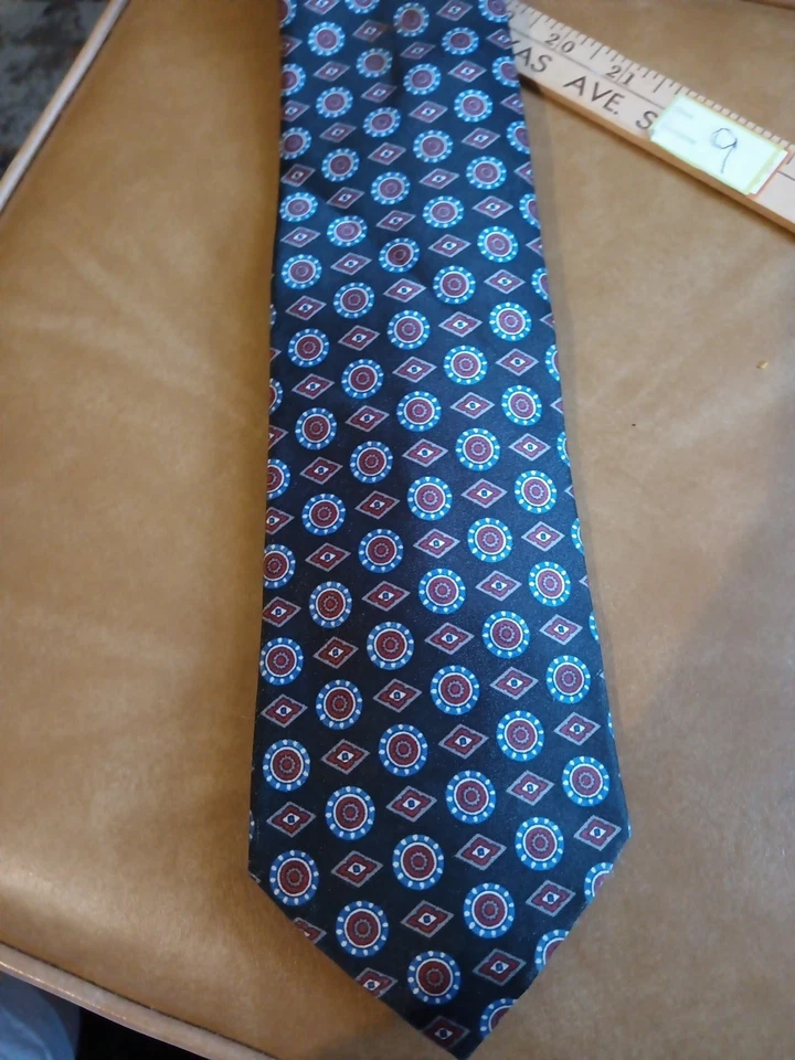 Corbata Surrey Hombre Poliéster Negro y Rojo Chips & Diamantes Diseño 56X3.75" Foto 4 de 4