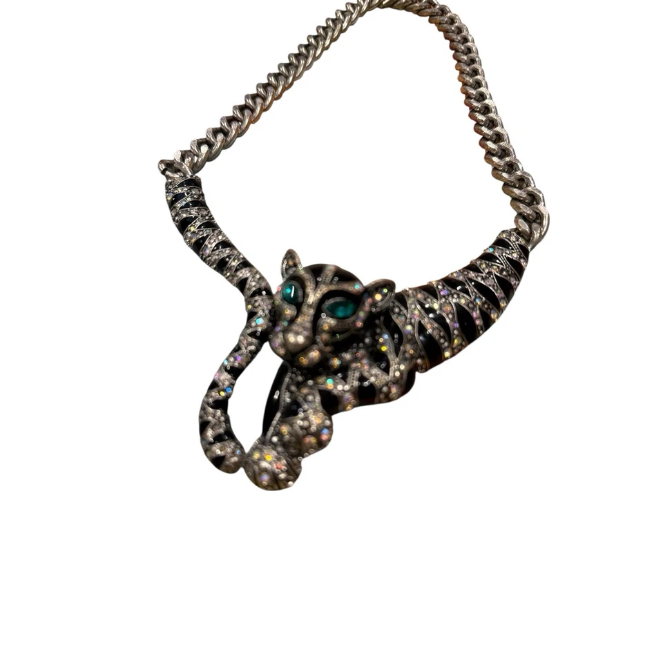 Collar Betsey Johnson Todo Envuelto Blanco Tigre Gato Critón Cierre Frontal RARO Foto 3 de 4