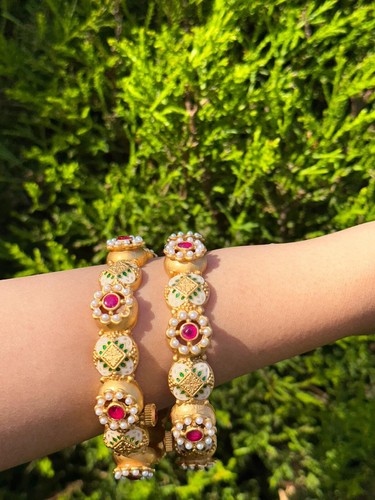 Charming Women's Bracelet Perl Themed Bracelet - Medium Size. 2 CM X 6 CM. - Picture 2 of 2