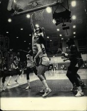 1985 Press Photo St John's basketball player Bill Wennington #23 attempts block