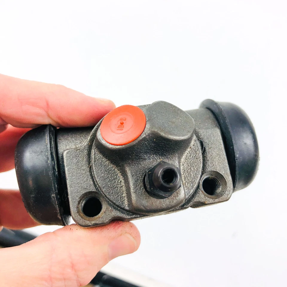 Crown 8126714 Wheel Cylinder RH for 1976-89 Jeep CJ7 Rear USA Made Foto 3 de 4