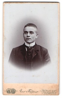 Fotografie Max Steffen, Berlin, Belle-Alliance-Platz 9, Porträt eines jungen Ma 