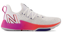 Zapatos de Entrenador New Balance® (Mujer 12 AMPLIOS) FuelCell™ en Blanco/Magenta Pop