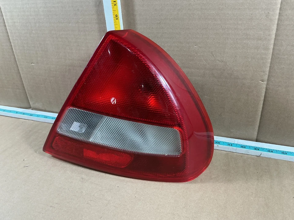 Conjunto de luz trasera derecha pasajero Mitsubishi Mirage 1997-1998 Foto 2 de 4