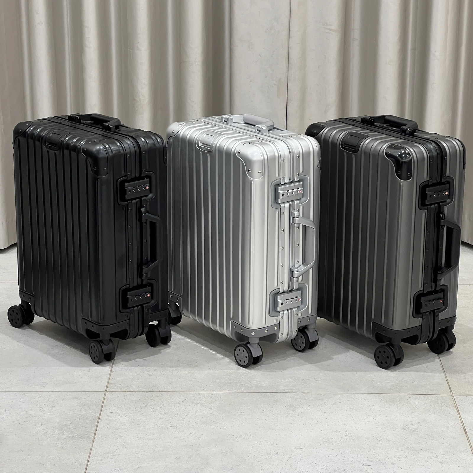 "Maleta de equipaje de mano de cabina completa de aluminio de 20"" de Vault Luggage"