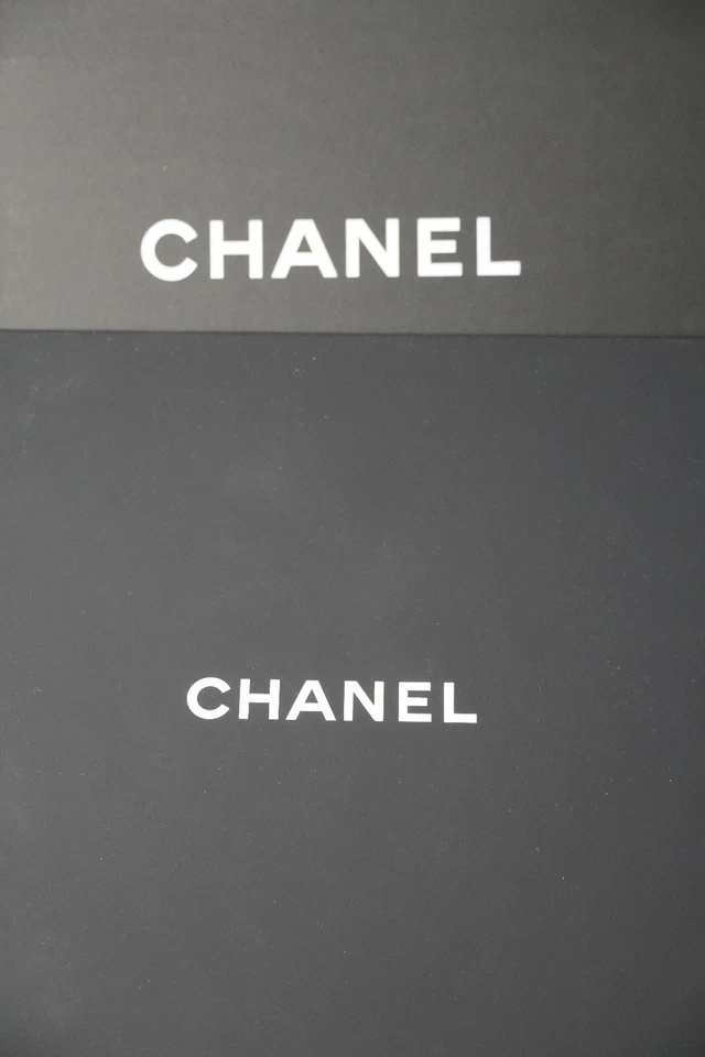 CHANEL Bufanda Seda Blanco Con Caja 90×90cm LOGO CC Foto 2 de 4