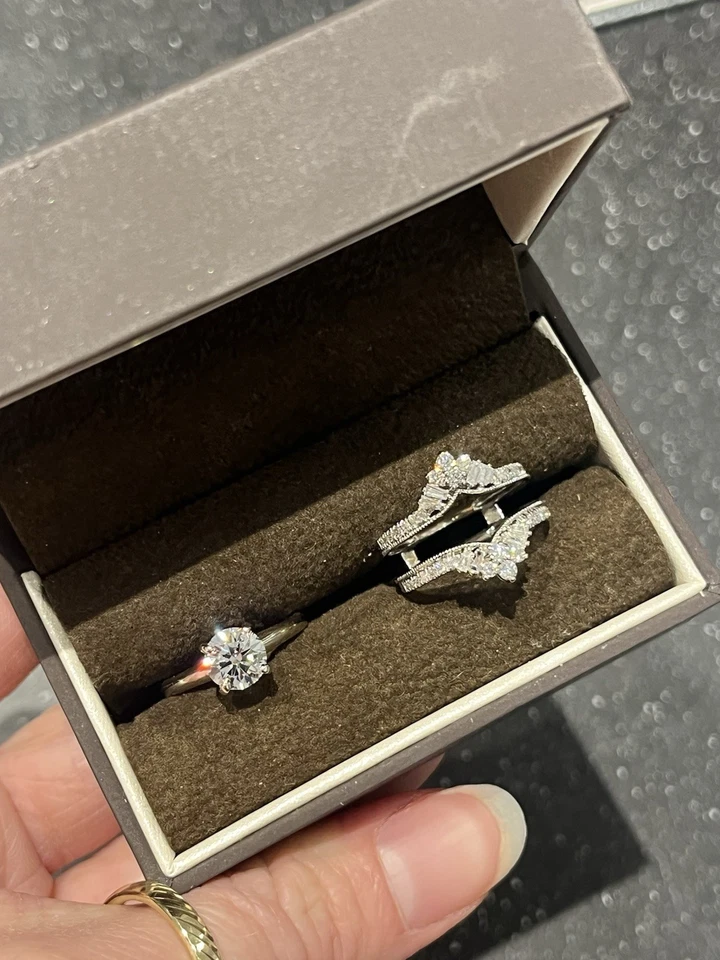 Anillo solitario de oro blanco de 14 quilates de 1,09 quilates cultivado en laboratorio con diamante natural potenciador de 1/2 Foto 2 de 4