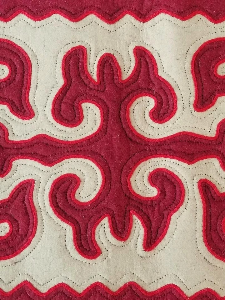 AUTÉNTICA ALFOMBRA SHYRDAK DE LANA NATURAL FIELTRO KIRGUÍS HECHA A MANO - APROX 23" X 37" Foto 4 de 4