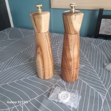 Salt and Pepper Mill Set with Mill Plateau, Adjustable Ceramic Grinder Salt Mill