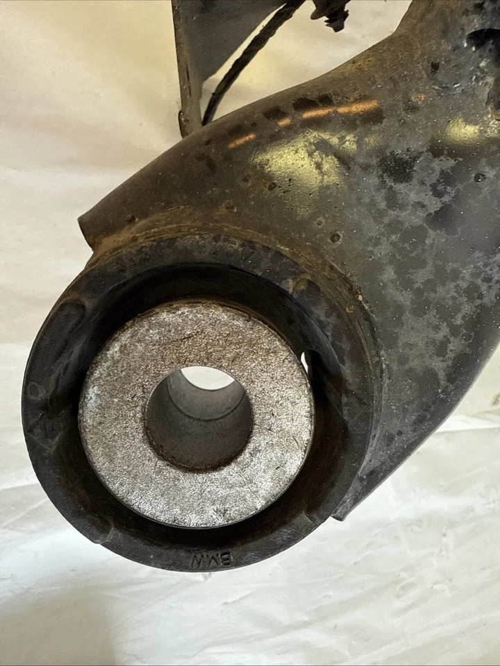 Conjunto de base de travesaño trasero BMW E46 RWD fabricante de equipos originales Foto 4 de 4