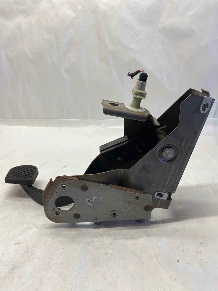 Conjunto de pedal de freno de parada de pie de estacionamiento de emergencia Saturn VUE 2006 2,2 L manual G Foto 3 de 4