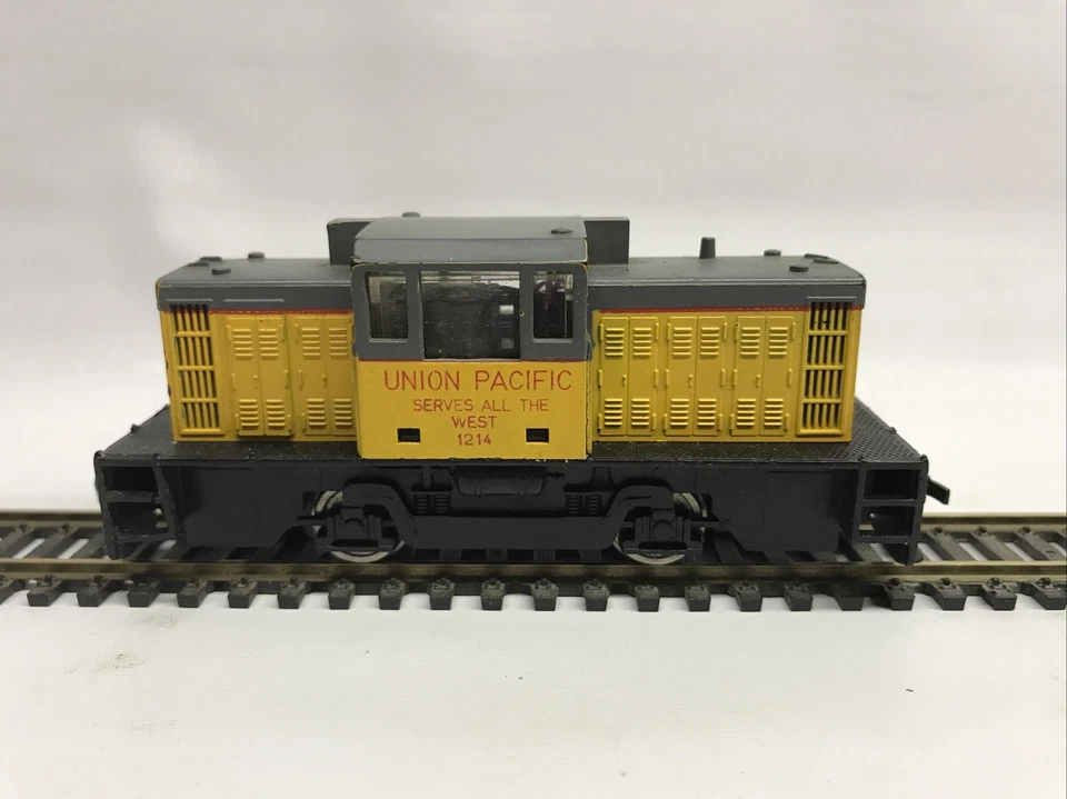 Vintage AHM 5011C HO Center Cab Locomotive  Union Pacific  1214 - Image 3 of 4