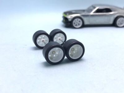 R360 Hotwheels 1/64 Set # TE37 Deep Dish weiß 10 mm lang, Gummi Real Riders