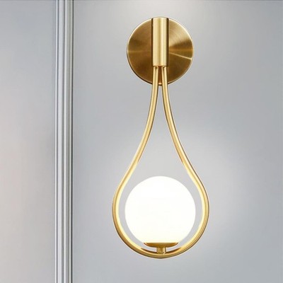 Moderne Wandleuchte milchig Glaskugel Messing gebürstet Wandleuchte