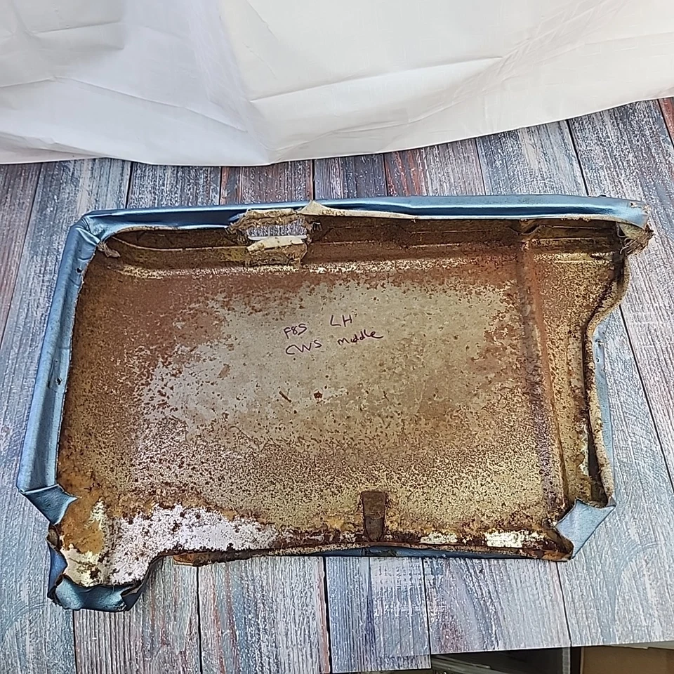 Oldsmobile Cutlass F85 1963 2 puertas LH azul vinilo cuarto trasero reposabrazos inferior moldura Foto 2 de 4