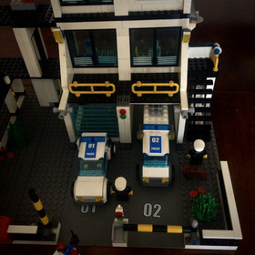 LEGO CITY: Police Headquarters (7744) W/INSTRUCTIONAL MANUAL 100% COMPLETE