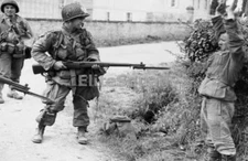WW2 Photo Picture American Paratrooper capturing a German Prisoner on D-Day 216