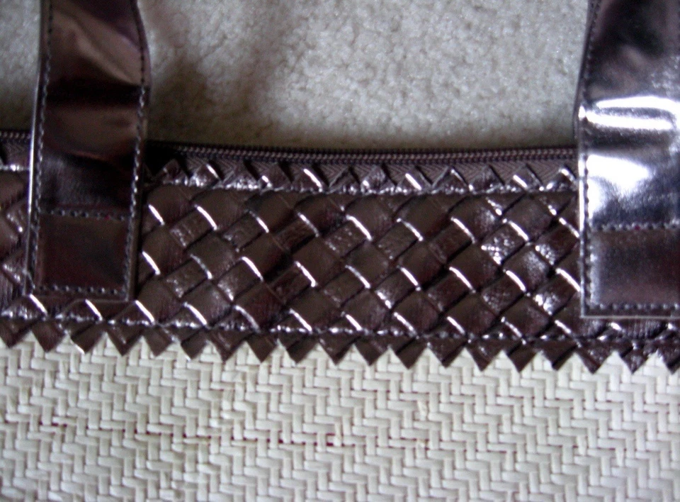 Bolso de Mano Elizabeth Arden Off White de Paja con Detalle de Tono Metal (Solo Bolso) Nuevo Foto 3 de 4