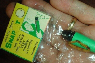 vintage 1960's Dime Store plastic novelty trick illusion '' SNAP T '' old toy pack
