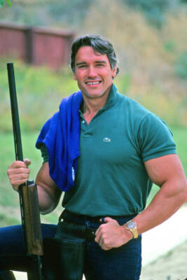 Arnold Schwarzenegger in 1982 is friendly and obliging with the pr- Old Photo 15