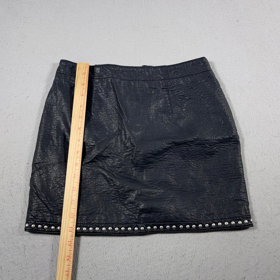 Minifalda de colección American Eagle talla 2 imitación cuero tachonada floral bordada Y2K Foto 3 de 4