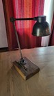 Lampe de bureau industrielle orientable métal argenté socle bois, design XXe