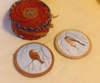 Kleine handbemalte Gips Vogel Wandtafeln im handgefertigten Etui