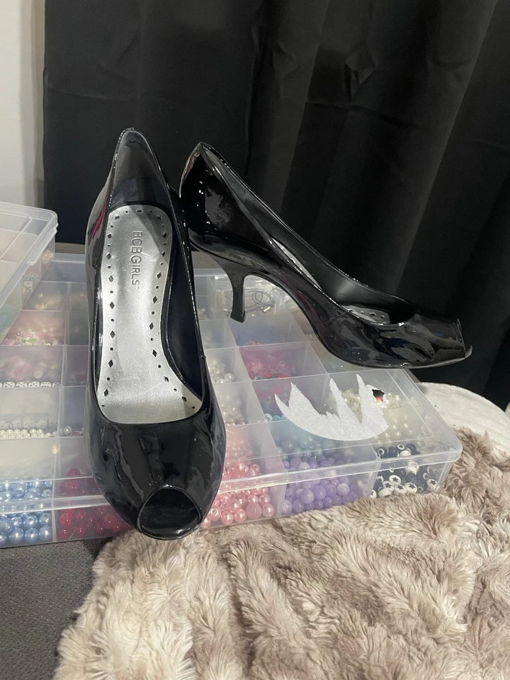 Tacones negros brillantes vintage Y2K BCBGIRLS peep-toe talla 7 Foto 4 de 4