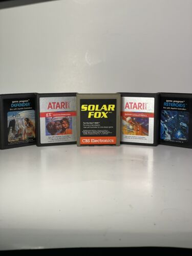 Lot de 5 jeux vintage Atari 2600, Defender, astroïdes, renard solaire, ET, volleyball - Photo 1/7