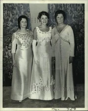 1969 Press Photo Molly Holland Wynn flanked by mother and aunt at reception.